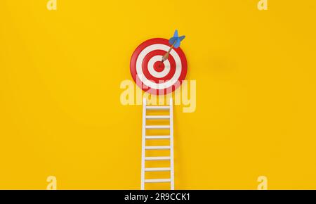 Treppe mit Ziel in der Mitte auf gelbem Hintergrund. Erreichen von Zielen oder Zielvereinbarungskonzept. 3D-Rendering. Stockfoto