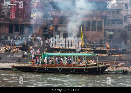 Manikarnika Gheat in der heiligen Stadt Varanasi, Uttar Pradesh, Indien Stockfoto