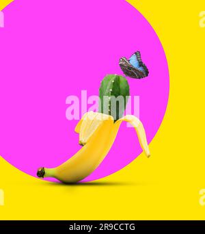 Kreative Kunstwerke. Kaktus in Bananenschale und wunderschöner Schmetterling auf farbigem Hintergrund Stockfoto