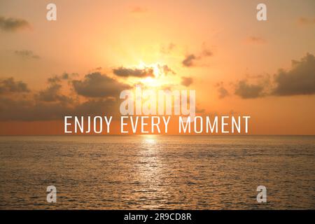 Genießen Sie jeden Moment, Bestätigung. Wunderschöner Himmel über dem Meer bei Sonnenuntergang Stockfoto