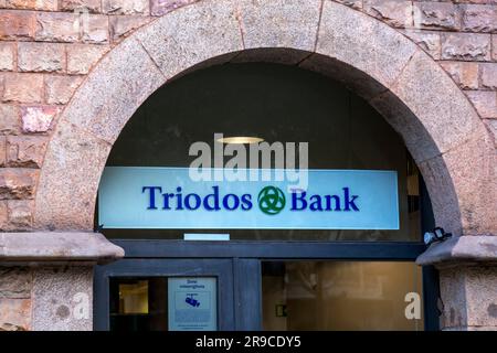 Barcelona, Spanien - 11. FEBRUAR 2022: Triodos Bank in Barcelona. Triodos Bank N.V. ist eine Bank mit Sitz in den Niederlanden und Zweigstellen in Belgien, Ge Stockfoto