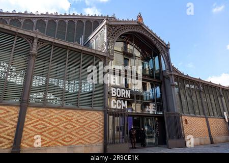 Barcelona, Spanien - 10. FEBRUAR 2022: Allgemeine Architektur und Blick auf die Straße in Barcelona, Katalonien, Spanien. Stockfoto