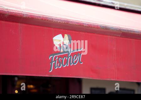 annecy , Frankreich - 06 16 2023 : fischer Logo-Schild und Markentext der Bierbrauerei an der Fassade der Restaurant-Pub-Bar in frankreich Stockfoto