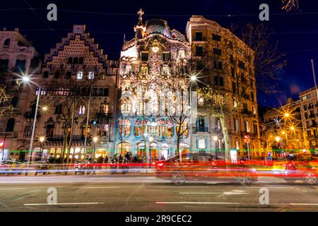 Barcelona, Spanien - 10. FEBRUAR 2022: Fassade des Casa Batllo Gaudi, Museumshaus, entworfen vom legendären Architekten Antonio Gaudi in Eixample, Barcel Stockfoto