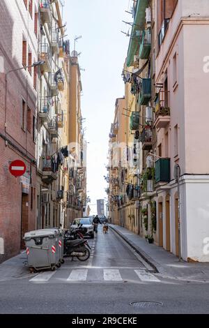 Barcelona, Spanien - 10. FEBRUAR 2022: Allgemeine Architektur und Blick auf die Straße in Barcelona, Katalonien, Spanien. Stockfoto