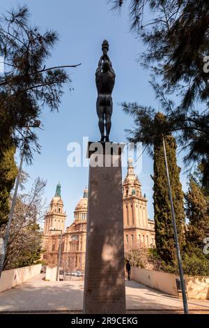 Barcelona, Spanien - 11. FEBRUAR 2022: Bronzeskultur eines Mannes, der eine Fackel zündet, zu Ehren von Francisco Ferrer i Guardia in Montjuic, Barcelona, Spanien. Stockfoto