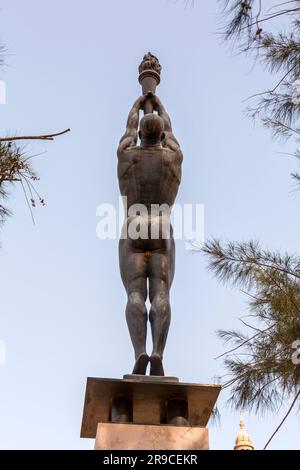 Barcelona, Spanien - 11. FEBRUAR 2022: Bronzeskultur eines Mannes, der eine Fackel zündet, zu Ehren von Francisco Ferrer i Guardia in Montjuic, Barcelona, Spanien. Stockfoto