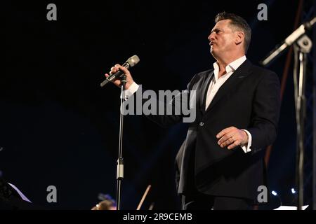 Tony Hadley ist verrückt NACH DIR - mit DER FABELHAFTEN TH-BAND im Teatro Romano di Ostia Antica, 35. Juni 2023, Rom, Italien. Stockfoto