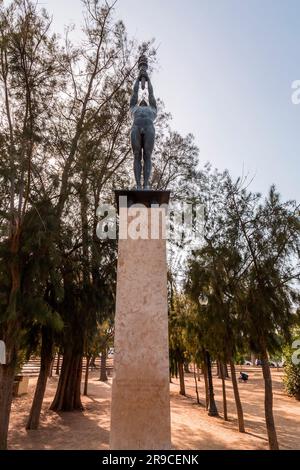 Barcelona, Spanien - 11. FEBRUAR 2022: Bronzeskultur eines Mannes, der eine Fackel zündet, zu Ehren von Francisco Ferrer i Guardia in Montjuic, Barcelona, Spanien. Stockfoto