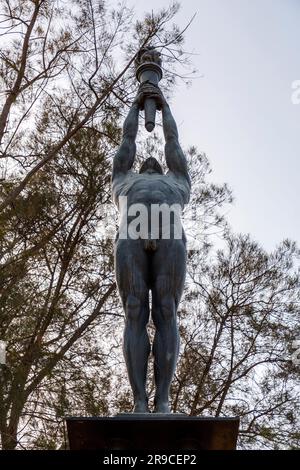 Barcelona, Spanien - 11. FEBRUAR 2022: Bronzeskultur eines Mannes, der eine Fackel zündet, zu Ehren von Francisco Ferrer i Guardia in Montjuic, Barcelona, Spanien. Stockfoto