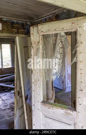 Das Innere eines alten verlassenen Hauses Stockfoto