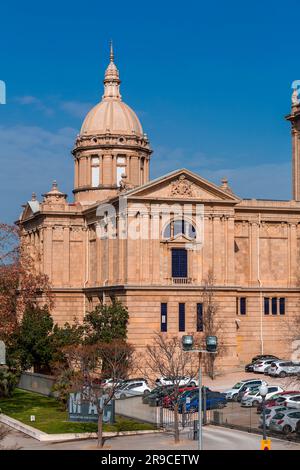 Barcelona, Spanien - 11. FEBRUAR 2022: Das Palau Nacional ist ein Gebäude auf dem Hügel von Montjuic in Barcelona. Es war der Hauptstandort des 1929 International Stockfoto