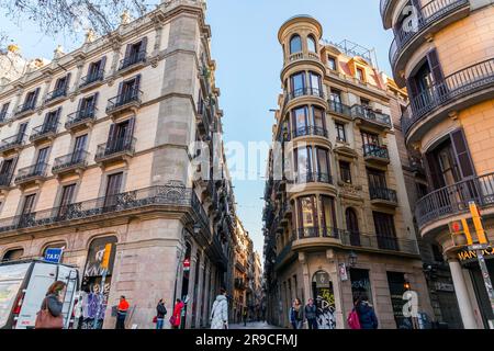 Barcelona, Spanien - 10. FEBRUAR 2022: Allgemeine Architektur und Blick auf die Straße in Barcelona, Katalonien, Spanien. Stockfoto