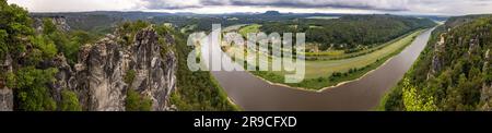 Panorama von der Aussichtsplattform an der Bastei. Elbtal mit Sandsteinformationen und Tafelbergen. Malerweg durch die Sächsische Schweiz. Rathen, Deutschland Stockfoto