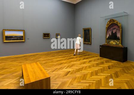 Saal mit Kunstwerken von Caspar David Friedrich im Albertinum Dresden. Werke von Caspar David Friedrich hängen dauerhaft in der Albertinum's New Masters Gallery in Dresden Stockfoto