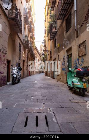 Barcelona, Spanien - 10. FEBRUAR 2022: Allgemeine Architektur und Blick auf die Straße in Barcelona, Katalonien, Spanien. Stockfoto