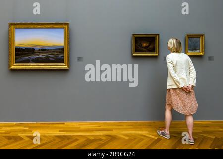 Besucher im Albertinum Dresden mit Blick auf das Gemälde von Caspar David Friedrich, zwei Männer, die den Mond betrachten, 1819/1820. Werke von Caspar David Friedrich hängen dauerhaft in der Albertinum's New Masters Gallery in Dresden Stockfoto