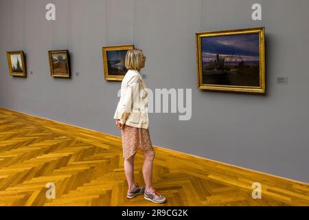 Besucher im Albertinum Dresden mit Blick auf Gemälde von Caspar David Friedrich, Schiffe im Hafen am Abend, 1828. Kunstwerke von Caspar David Friedrich hängen dauerhaft in der Albertinum's New Masters Gallery in Dresden Stockfoto