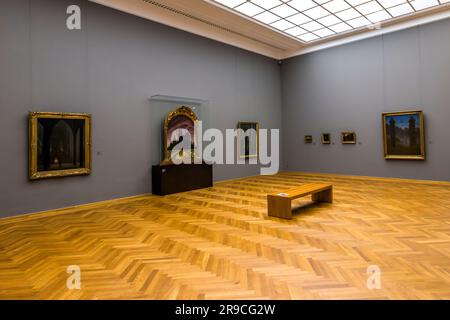 In einem Saal im Albertinum Dresden mit Werken von Caspar David Friedrich, dem berühmtesten Maler der deutschen Romantik, wird zum 250. Geburtstag 2024 eine Sonderausstellung gewidmet. Kunstwerke von Caspar David Friedrich hängen dauerhaft in der Albertinum's New Masters Gallery in Dresden Stockfoto