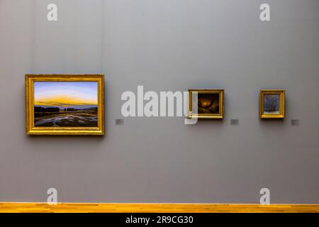 In einem Saal im Albertinum Dresden mit Werken von Caspar David Friedrich, dem berühmtesten Maler der deutschen Romantik, wird zum 250. Geburtstag 2024 eine Sonderausstellung gewidmet. Kunstwerke von Caspar David Friedrich hängen dauerhaft in der Albertinum's New Masters Gallery in Dresden Stockfoto