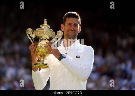 Dateifoto vom 10.-07-2022 von Novak Djokovic feiert mit der Trophäe. Nach den Titeln bei den Australian Open und Roland Garros steht der Kalender-Slam für die Verteidigung des Champions Djokovic an, und wer würde gegen ihn wetten? Ausgabedatum: Montag, 26. Juni 2023. Stockfoto