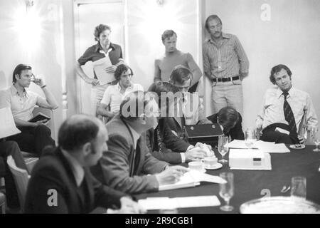 Das Aktenfoto von 20-06-1973 von Cliff Drysdale (r), Präsident der Association of Tennis Professionals, verkündet der Presse im Westbury Hotel, dass ihre Mitglieder die Wimbledon Championships boykottieren würden. Die diesjährige Wimbledon-Meisterschaft feiert den 50. Jahrestag eines Streits, bei dem 81 männliche Spieler das Turnier boykottierten und das Tennis für immer veränderten. Ausgabedatum: Montag, 26. Juni 2023. Stockfoto