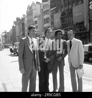 Aktenfoto vom 18.-06-1973 des suspendierten jugoslawischen Tennisstars Nikki Pilic (links) in The Strand, als die Anhörung auf dem Platz seines Rechtsstreits um die Entscheidung, ob er an der diesjährigen Wimbledon-Meisterschaft teilnehmen darf, wieder aufgenommen werden sollte. Die Spannungen kochten sich, als der jugoslawische Spieler Nikki Pilic von der Tennisföderation seines Landes, deren Präsident sein Onkel General Dusan Kovac war, verboten wurde, weil er sich weigerte, an einem Davis-Cup-Spiel teilzunehmen. Ausgabedatum: Montag, 26. Juni 2023. Stockfoto