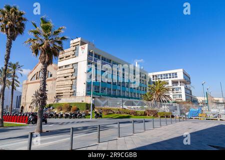 Barcelona, Spanien - 10. FEBRUAR 2022: Außenansicht des alten Gebäudes des Barcelona Swimming Club, Club Natacio Barcelona am Strand Barceloneta. Stockfoto