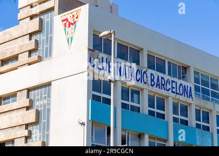 Barcelona, Spanien - 10. FEBRUAR 2022: Außenansicht des alten Gebäudes des Barcelona Swimming Club, Club Natacio Barcelona am Strand Barceloneta. Stockfoto