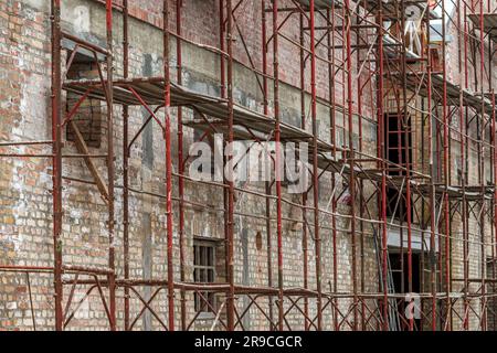 Gerüstbau auf der Baustelle, Renovierung eines alten Industriegebäudes, selektiver Schwerpunkt Stockfoto