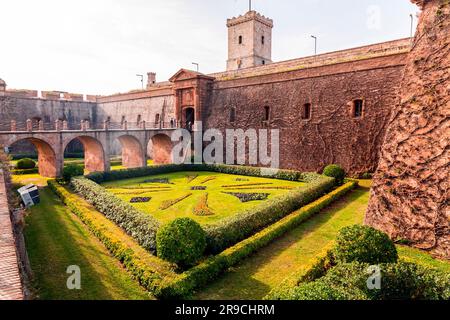 Barcelona, Spanien - 11. FEBRUAR 2022: Montjuic Castle ist eine alte Militärfestung, deren Wurzeln aus dem Jahr 1640 stammen und auf dem Hügel Montjuic in Barce erbaut wurden Stockfoto