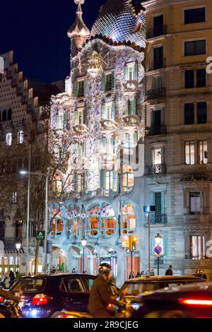 Barcelona, Spanien - 10. FEBRUAR 2022: Fassade des Casa Batllo Gaudi, Museumshaus, entworfen vom legendären Architekten Antonio Gaudi in Eixample, Barcel Stockfoto