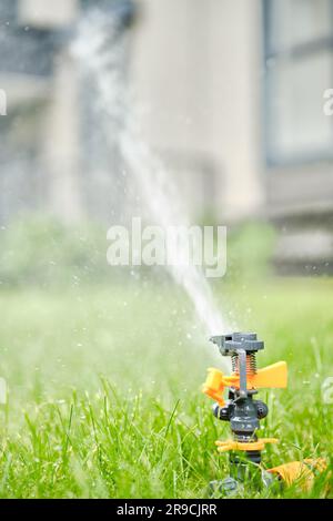 Bewässerung mit programmierbarem automatischem rotierendem Sprinkler Stockfoto