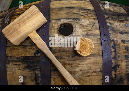 Whisky-Lauf, Hammer mit Blick auf Stopfen und Loch Stockfoto