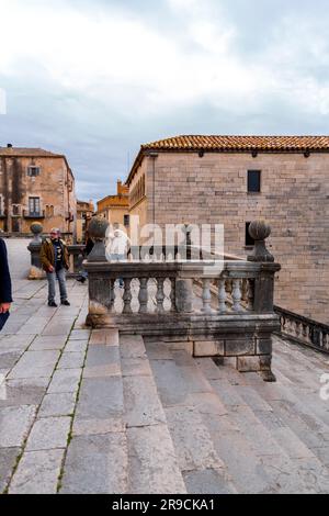 Girona, Spanien - 12. Februar 2022: Die Kathedrale von Girona, auch bekannt als die Kathedrale der Heiligen Maria von Girona, ist eine römisch-katholische Kirche in Girona Stockfoto