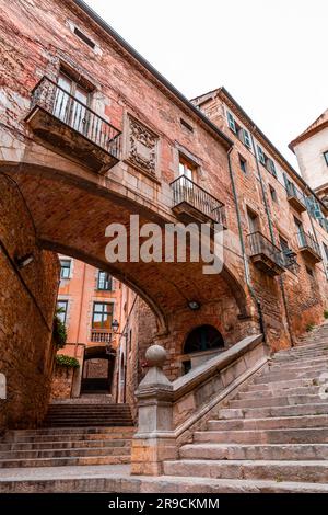 Girona, Katalonien, Spanien - 12. FEBRUAR 2022: Wunderschöne Stufen und Torbogen des Pujada de Sant Domenec im jüdischen Viertel Girona, Katalonien, Stockfoto