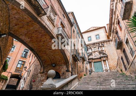 Girona, Katalonien, Spanien - 12. FEBRUAR 2022: Wunderschöne Stufen und Torbogen des Pujada de Sant Domenec im jüdischen Viertel Girona, Katalonien, Stockfoto