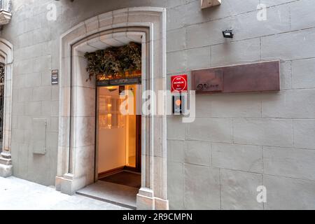 Girona, Katalonien, Spanien - 12. FEBRUAR 2022: Michelin-Sternschild des Girona-Restaurants Divinum. Das Kennzeichen wurde 2018 ausgestellt. Stockfoto