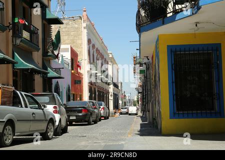 MONTERREY (NUEVO LEON), MEXIKO - 29. SEPTEMBER 2022: Wunderschöner Blick auf die Straße der Stadt mit geparkten Autos an sonnigen Tagen Stockfoto