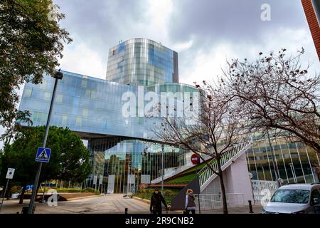 Barcelona, Spanien - 13. FEBRUAR 2022: Gas Natural Building, oder Mare Nostrum Tower, ist ein Bürohochkratzer im Stadtviertel La Barceloneta von t Stockfoto