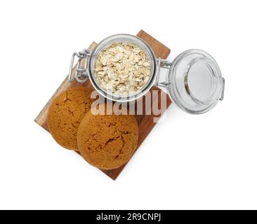 Köstliche Haferflocken und Plätzchen auf weißem Hintergrund, Draufsicht Stockfoto