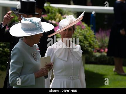 Ascot, Berkshire, Großbritannien. 21. Juni 2023. Sophie, die Herzogin von Edinburgh und Edward, der Herzog von Edinburgh, kommen heute in der Königlichen Prozession am zweiten Tag des berühmten Rennstreckentreffens auf der Rennbahn von Ascot in Royal Ascot an. Kredit: Maureen McLean/Alamy Live News Stockfoto