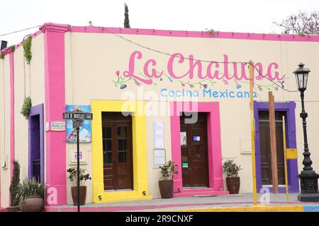 San Pedro Garza Garcia, Mexiko – 8. Februar 2023: Wunderschönes Café La Chalupa im Freien Stockfoto