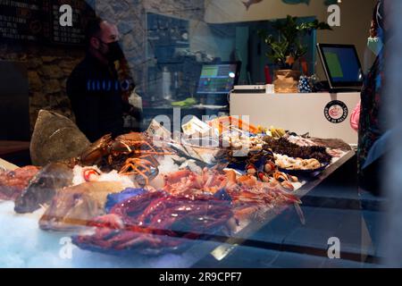 Girona, Katalonien, Spanien - 12. FEBRUAR 2022: Fisch und Meeresfrüchte werden in einem Geschäft in Girona, Katalonien, Spanien, verkauft. Stockfoto