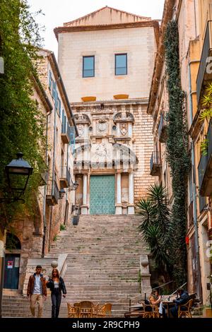 Girona, Katalonien, Spanien - 12. FEBRUAR 2022: Wunderschöne Stufen und Torbogen des Pujada de Sant Domenec im jüdischen Viertel Girona, Katalonien, Stockfoto