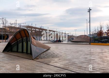 Girona, Spanien - 12. Februar 2022: Der Bahnhof Girona befindet sich im nördlichen Teil der Gemeinde, 1 km südwestlich der Stockfoto