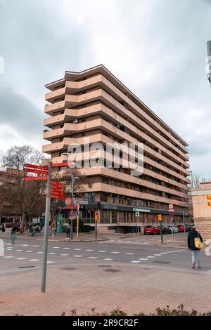 Girona, Katalonien, Spanien - 12. FEBRUAR 2022: Stadtbild und allgemeine architektonische Aussicht in den modernen Wohngebieten von Girona. Stockfoto