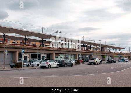 Girona, Spanien - 12. Februar 2022: Der Bahnhof Girona befindet sich im nördlichen Teil der Gemeinde, 1 km südwestlich der Stockfoto