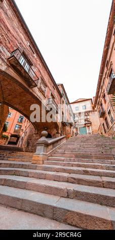 Girona, Katalonien, Spanien - 12. FEBRUAR 2022: Wunderschöne Stufen und Torbogen des Pujada de Sant Domenec im jüdischen Viertel Girona, Katalonien, Stockfoto