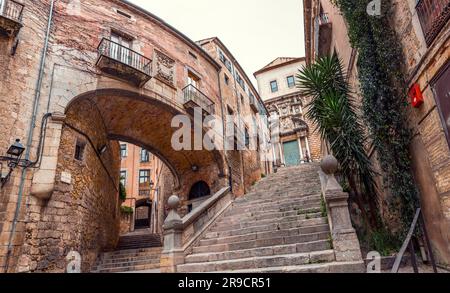 Girona, Katalonien, Spanien - 12. FEBRUAR 2022: Wunderschöne Stufen und Torbogen des Pujada de Sant Domenec im jüdischen Viertel Girona, Katalonien, Stockfoto